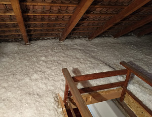 Zateplení stropu rodinného domu pomocí foukané izolace